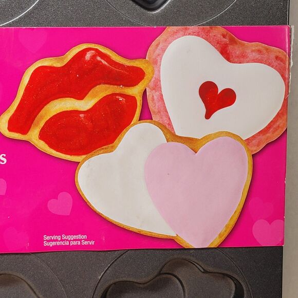 Wilton 12-Cavity Non-Stick Valentine Cookie Pan NWT - Picture 3 of 5